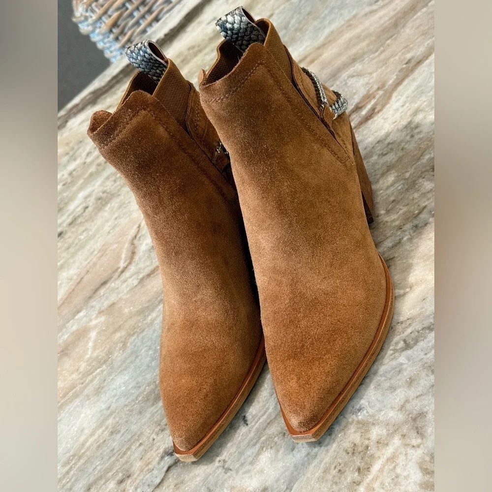 Women’s DOLCE VITA Shelah suede ankle boots- Size 6